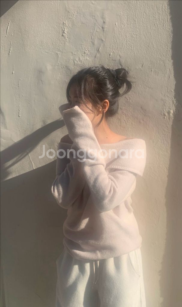 윤슬샵 카멜 오프숄더 니트 더바넷 타낫 온트--1