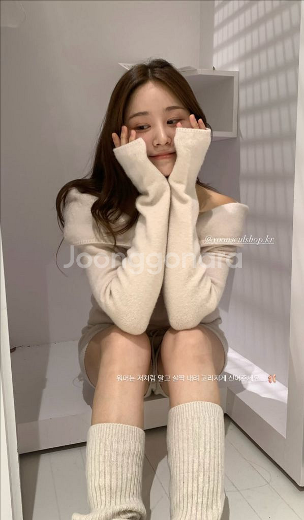 윤슬샵 카멜 오프숄더 니트 더바넷 타낫 온트--3