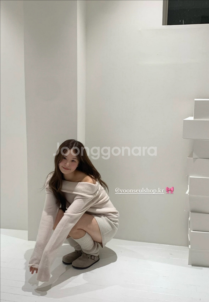 윤슬샵 카멜 오프숄더 니트 더바넷 타낫 온트--4