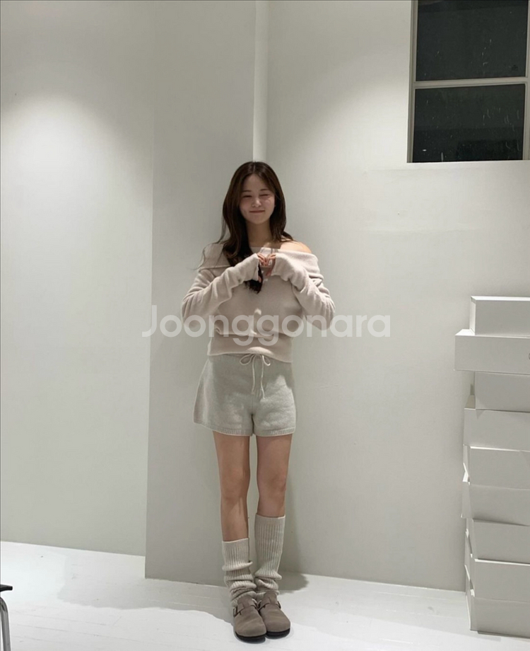 윤슬샵 카멜 오프숄더 니트 더바넷 타낫 온트--5