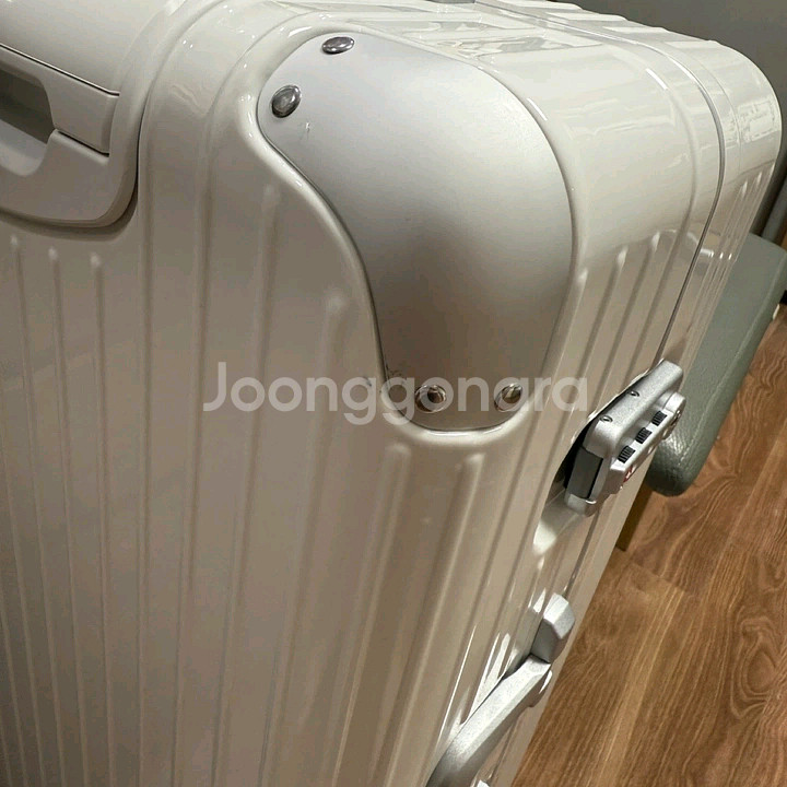 리모와 캐리어 하이브리드 체크인 미디엄 화이트--2