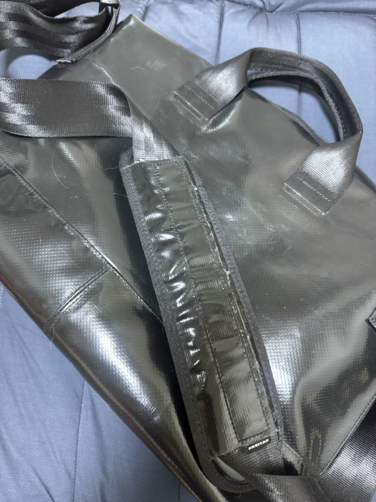 프라이탁 로이 올블랙 + 올블랙 어깨끈 이미지