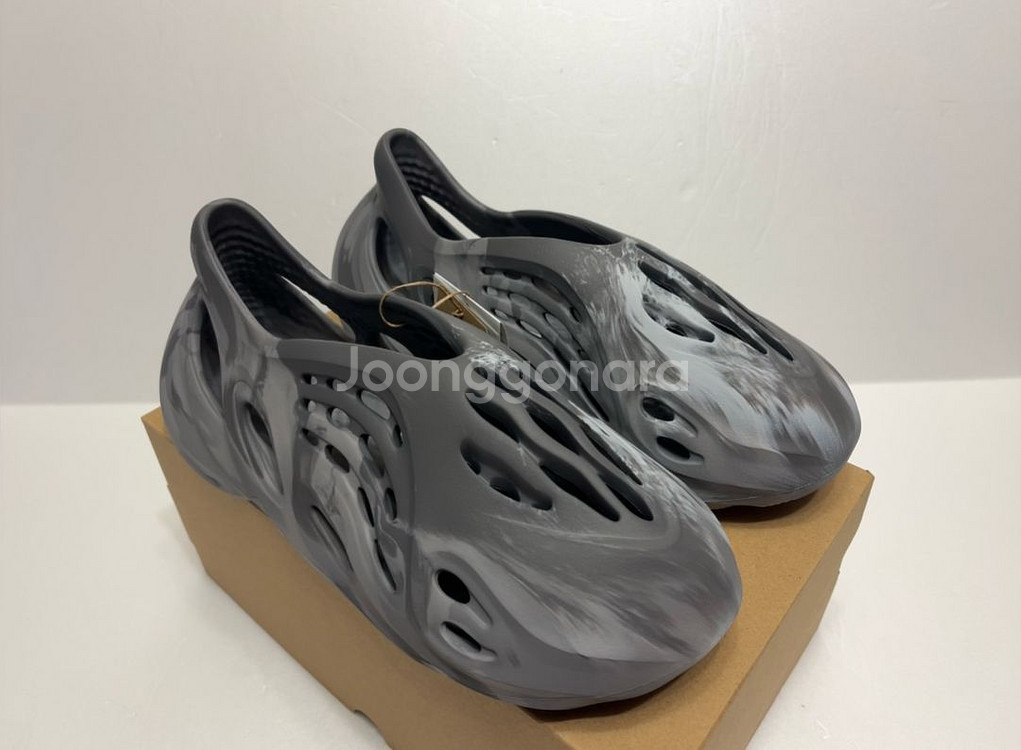 아디다스 이지 폼 러너 그래닛 아코탭 미시착 새싱품--1