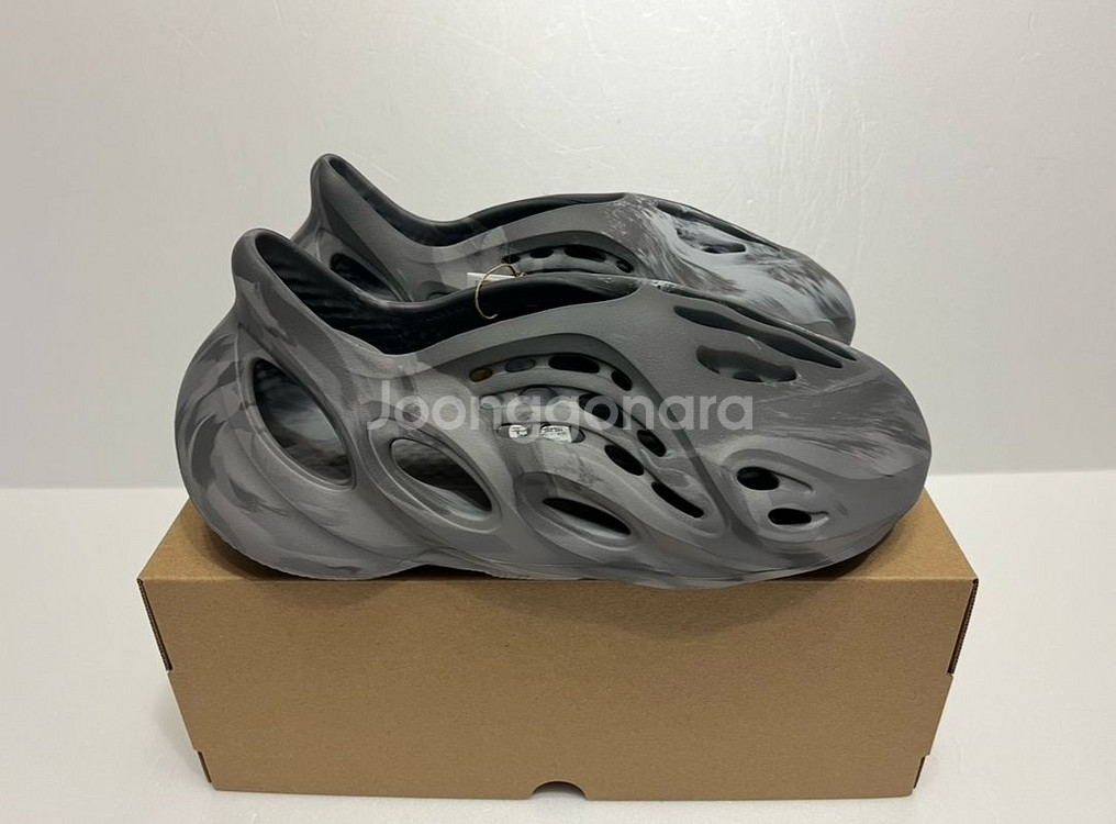 아디다스 이지 폼 러너 그래닛 아코탭 미시착 새싱품--0