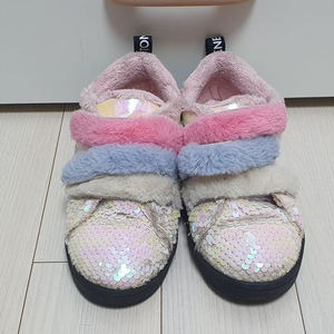 베네통 퍼 슬립온 신발 판매