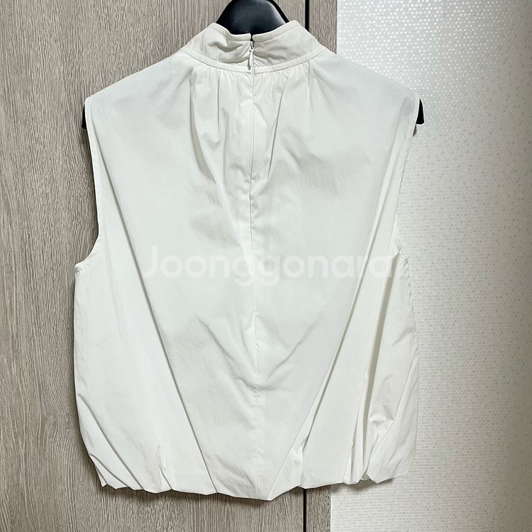 [S] 에센셜바이이큐엘 EQL 볼륨 슬리브리스 탑--3