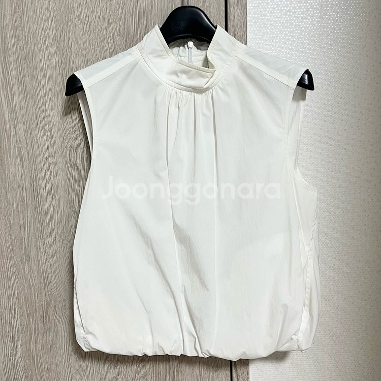 [S] 에센셜바이이큐엘 EQL 볼륨 슬리브리스 탑--2