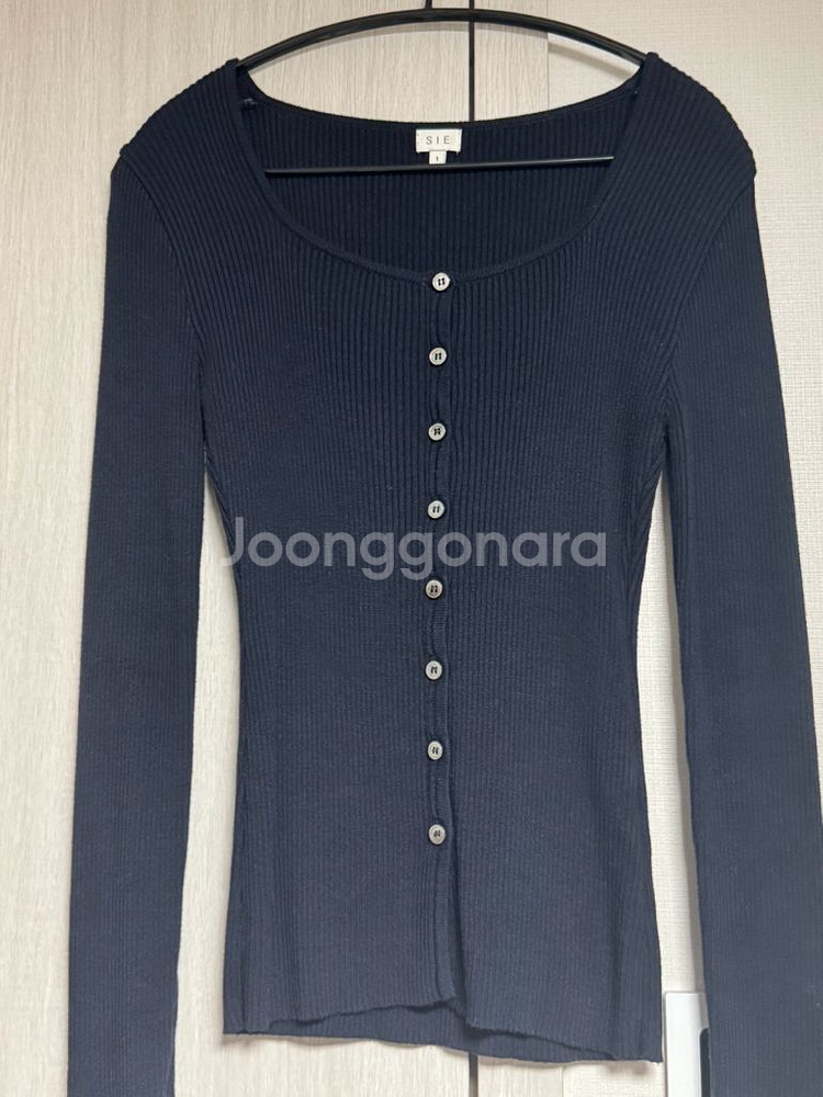 시에sie 레아 스퀘어 버튼 니트(네이비/S)--3