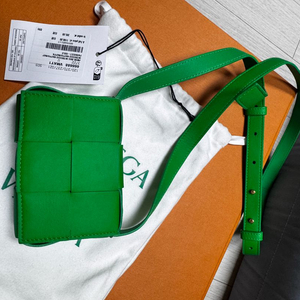 보테가 미니 카세트뱃 패러킷