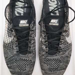 나이키 플라이니트 레이서 오레오 2.0 입니다.