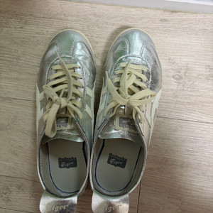 오니츠카타이거 실버 스니커즈 245