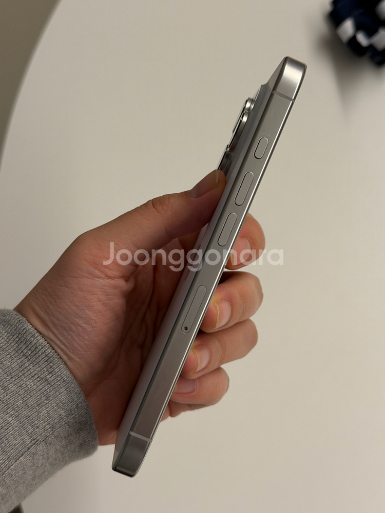 아이폰 16프로 256기가 화이트 팝니다--2
