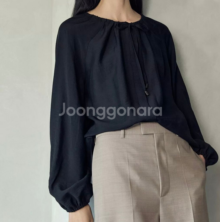 김서룡 25SS 셔링 블라우스--1