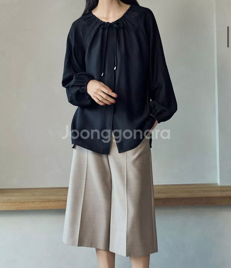 김서룡 25SS 셔링 블라우스--4