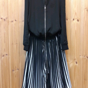 *칼라거펠트 생기욤 시그니처 원피스 *택