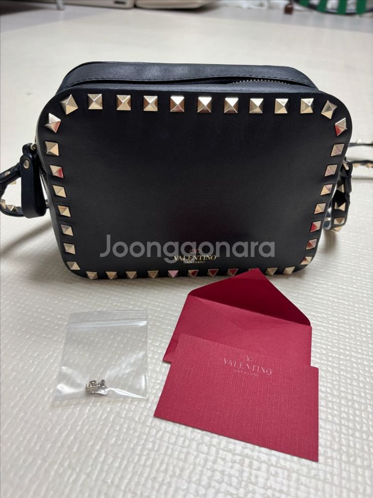 발렌티노 락스터드 크로스백(우체국택포--0