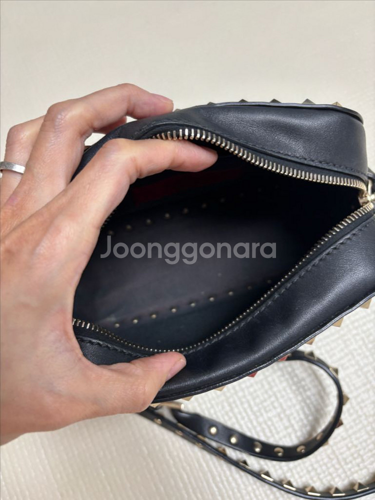 발렌티노 락스터드 크로스백(우체국택포--5