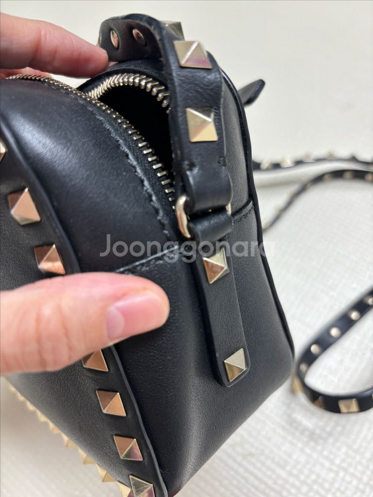 발렌티노 락스터드 크로스백(우체국택포--1