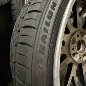 사일론 235 30 /245 30 20인치타이어팝니다
