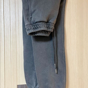 소버먼트 980G 피그먼트 스웨트팬츠 차콜 새상품팝니다