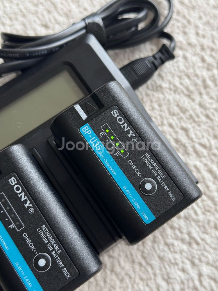소니 BP-U35 배터리 2개 + 충전기 팝니다--3