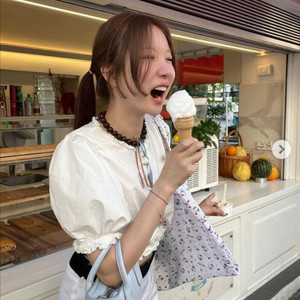 프레클 >lace crop puff blouse미개봉