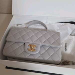 샤넬 뉴미디 탑핸들 그레이