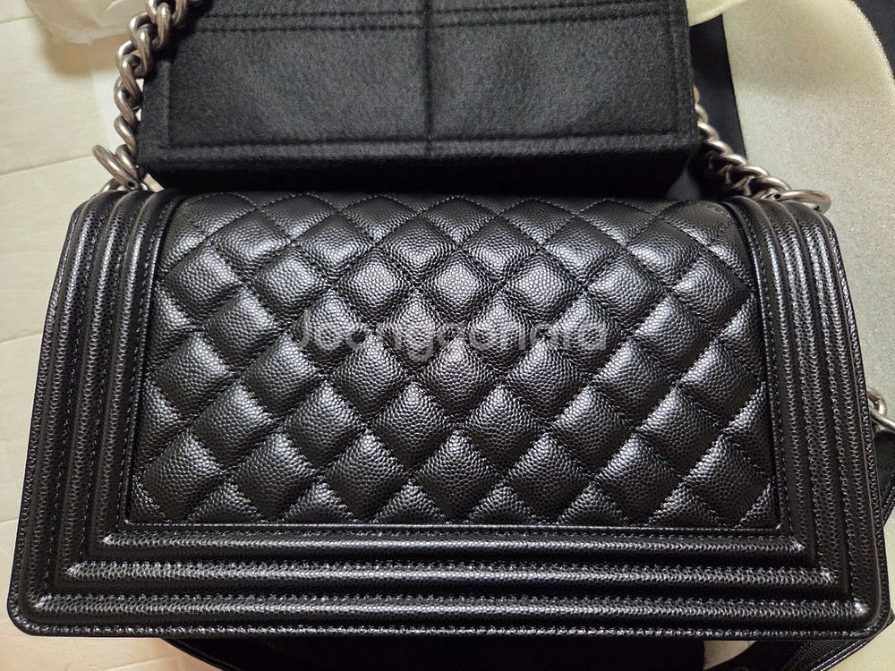 무결점 샤넬보이백미듐 28번대--2