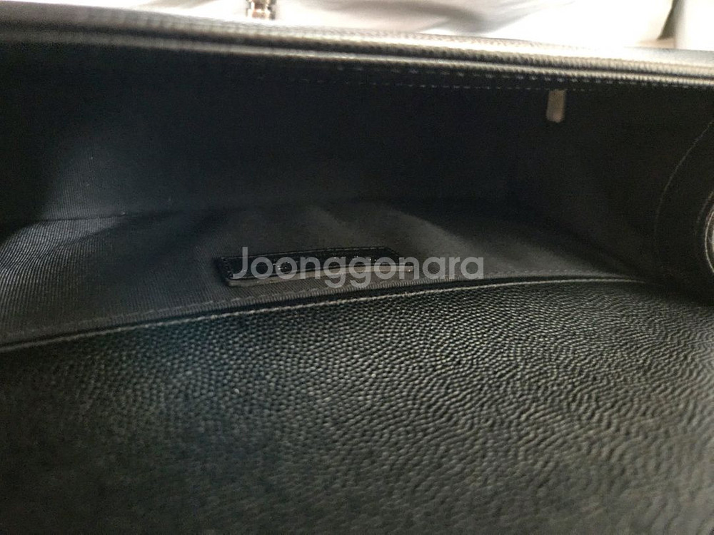 무결점 샤넬보이백미듐 28번대--6