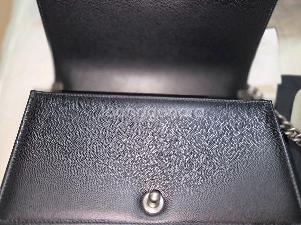 무결점 샤넬보이백미듐 28번대--5