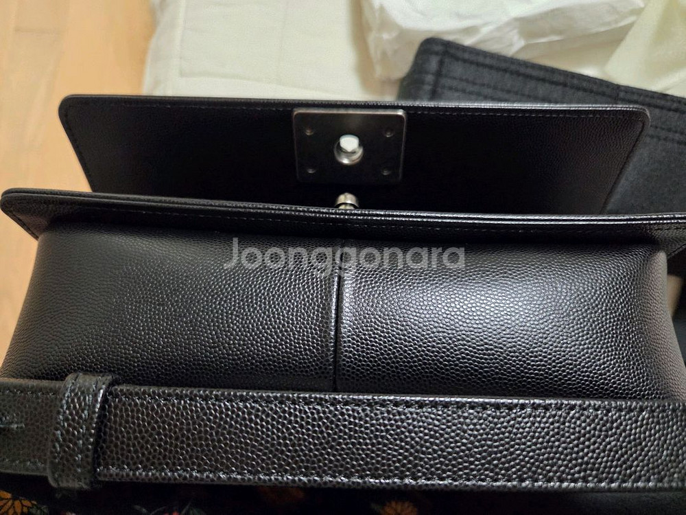 무결점 샤넬보이백미듐 28번대--3