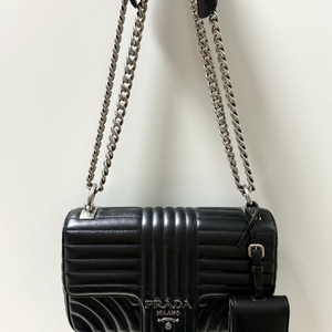 프라다 다이아그램 카프스킨 숄더백 미디움 블랙