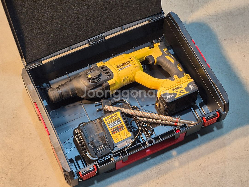 디월트 충전 함마드릴 (DEWALT/ DCH133)중고--1