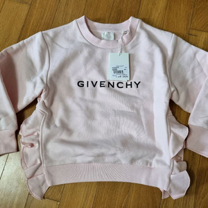 명품 지방시 키즈 맨투맨 8y 여아 새상품 판매합니다