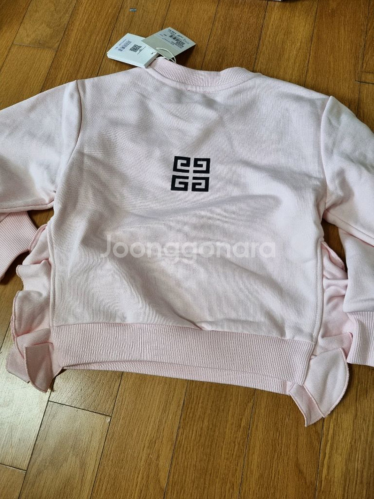 명품 지방시 키즈 맨투맨 8y 여아 새상품 판매합니다--2