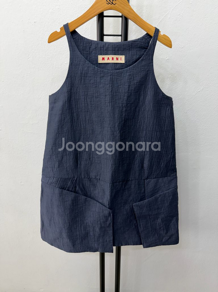 매장판정품) 마르니 네이비 텍스처 민소매 블라우스 38--0