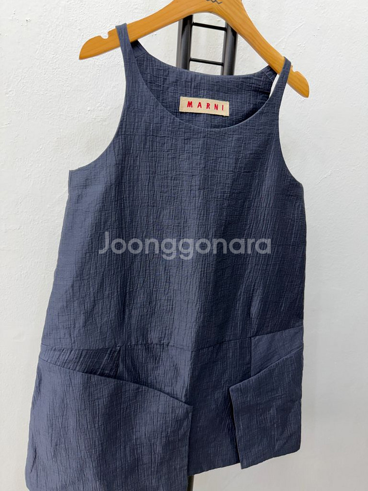 매장판정품) 마르니 네이비 텍스처 민소매 블라우스 38--1