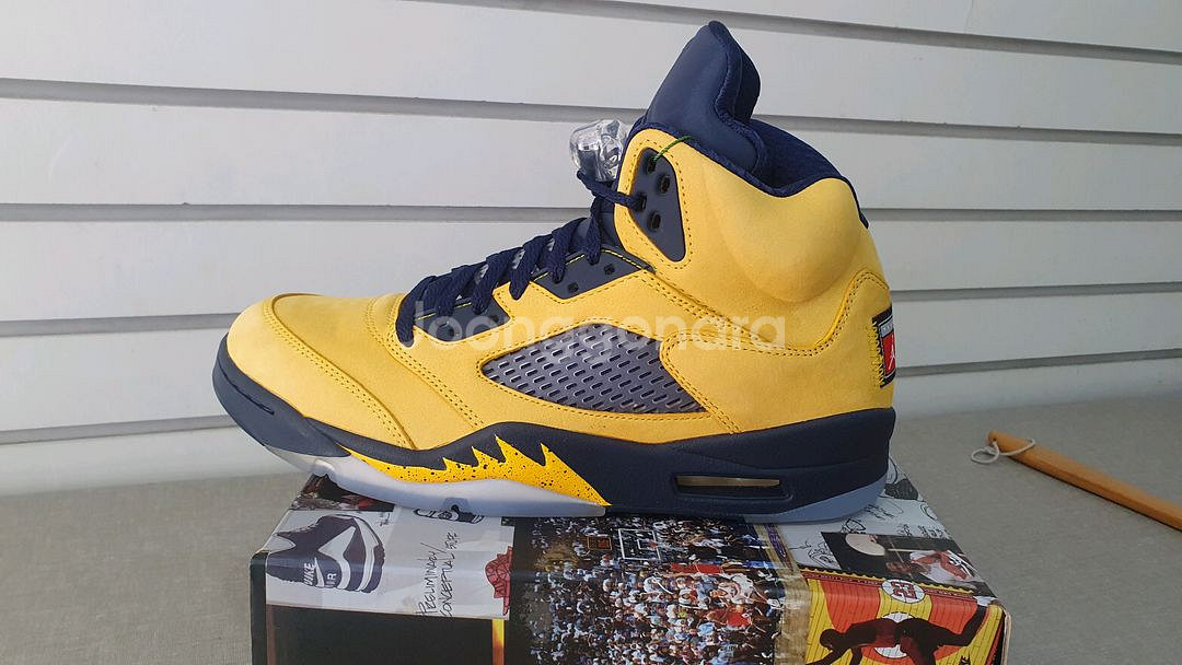 조던5 레트로 미시간 275 새상품--0