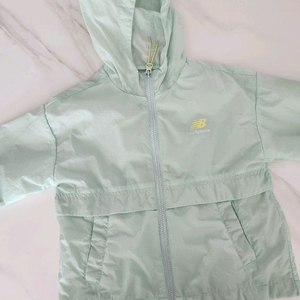 뉴발란스키즈 바람막이 110 판매합니다.