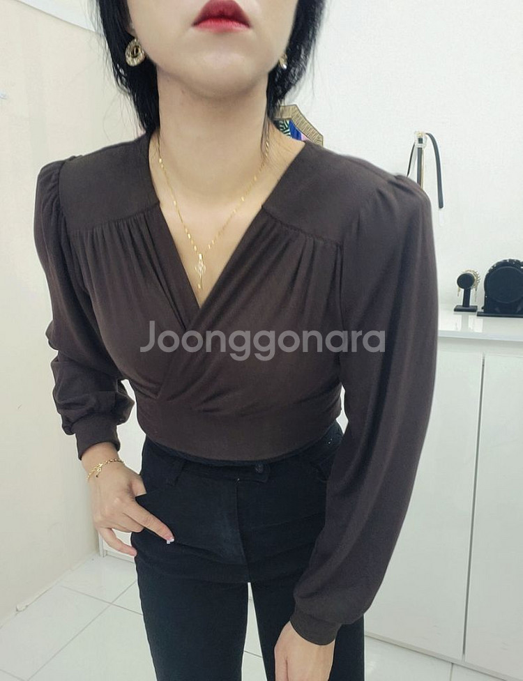 브이넥 패드 퍼프 랩 크롭 티셔츠(2color)ㅡ무배--7