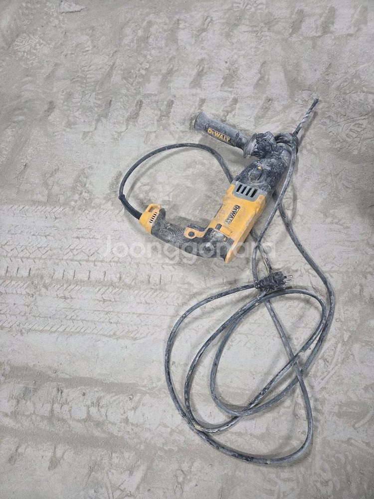 디월트 유선 로타리 해머드릴 D25143K 900W--0