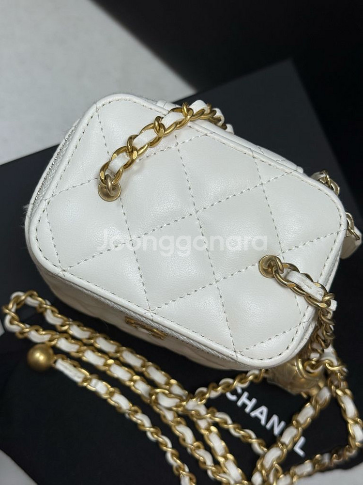 샤넬 골드볼 베니티 정사각 화이트(내장거울/바닥로고O)--1