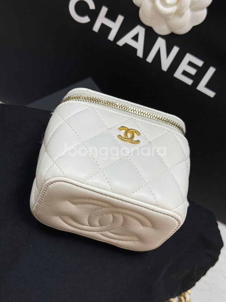 샤넬 골드볼 베니티 정사각 화이트(내장거울/바닥로고O)--0