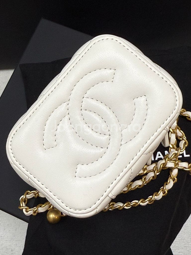 샤넬 골드볼 베니티 정사각 화이트(내장거울/바닥로고O)--4