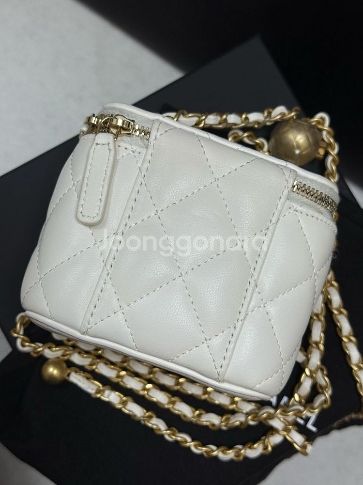 샤넬 골드볼 베니티 정사각 화이트(내장거울/바닥로고O)--3