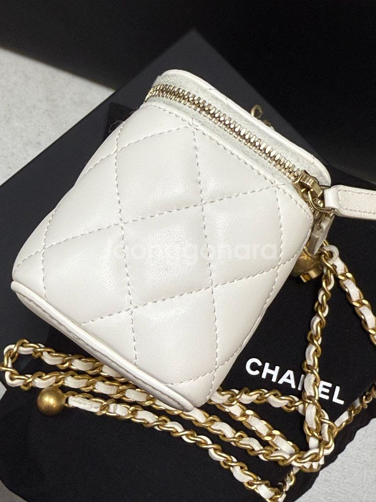 샤넬 골드볼 베니티 정사각 화이트(내장거울/바닥로고O)--2