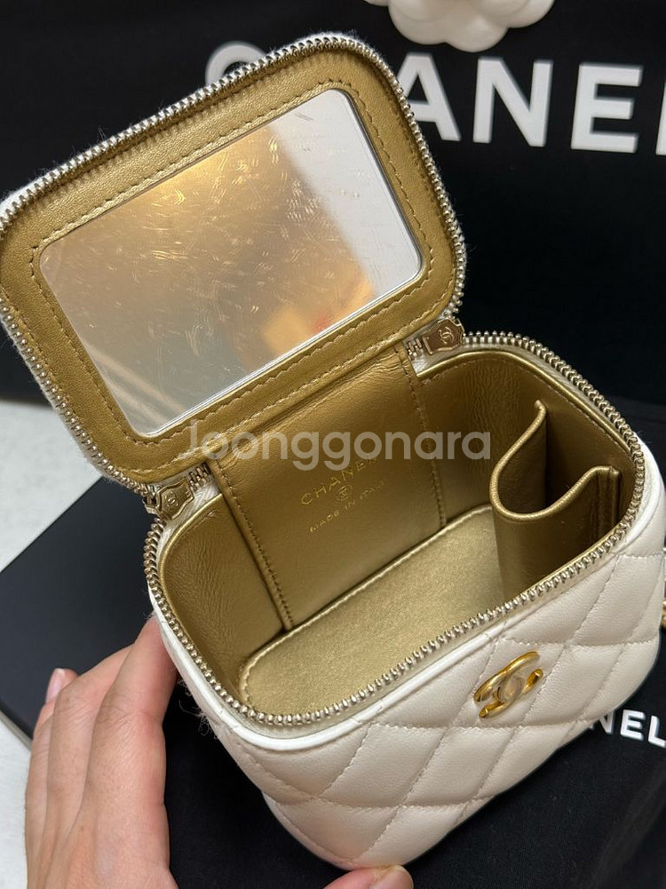 샤넬 골드볼 베니티 정사각 화이트(내장거울/바닥로고O)--6