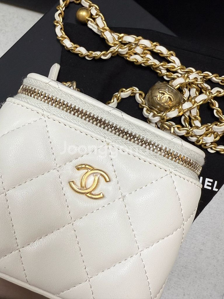 샤넬 골드볼 베니티 정사각 화이트(내장거울/바닥로고O)--7