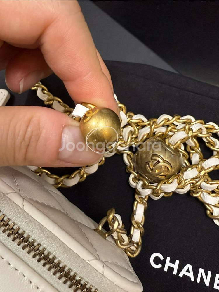 샤넬 골드볼 베니티 정사각 화이트(내장거울/바닥로고O)--8