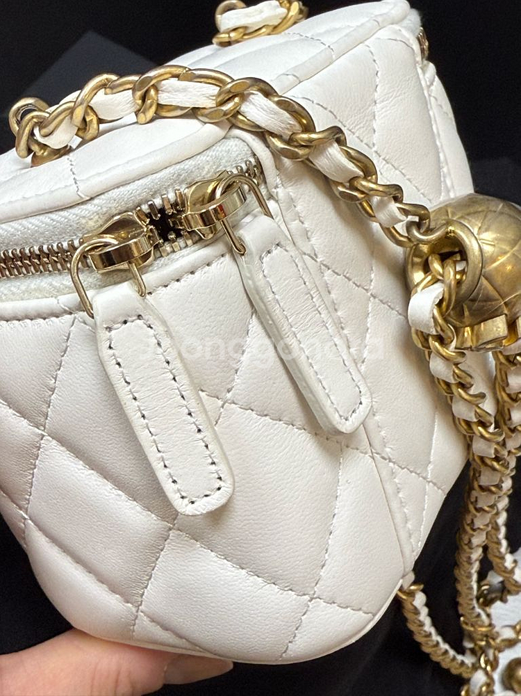 샤넬 골드볼 베니티 정사각 화이트(내장거울/바닥로고O)--5